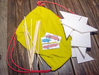 Rugzakje met puzzels voor tijdens wandeling